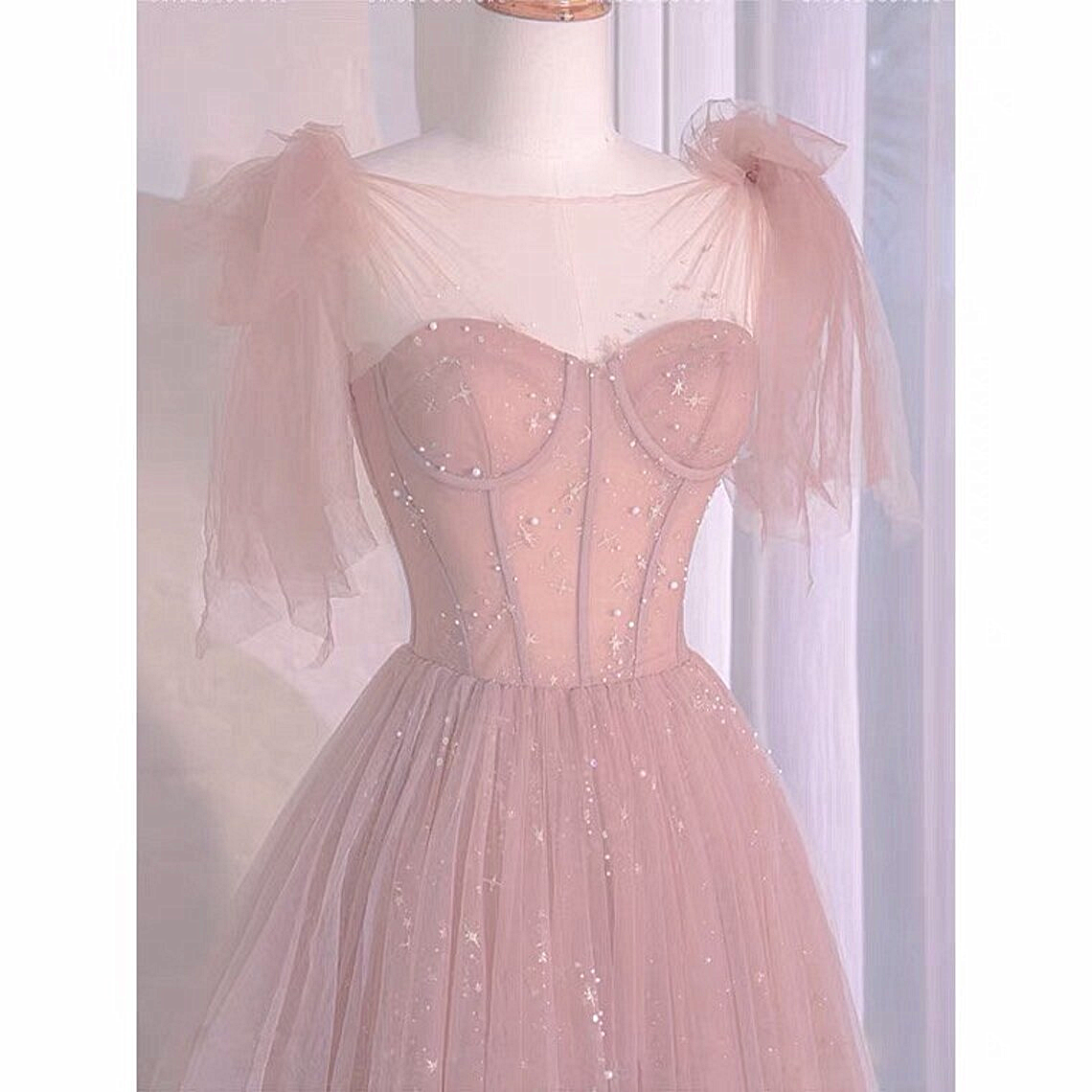 Vestido de fiesta de corte A con escote en forma de corazón de tul rosa y perlas 