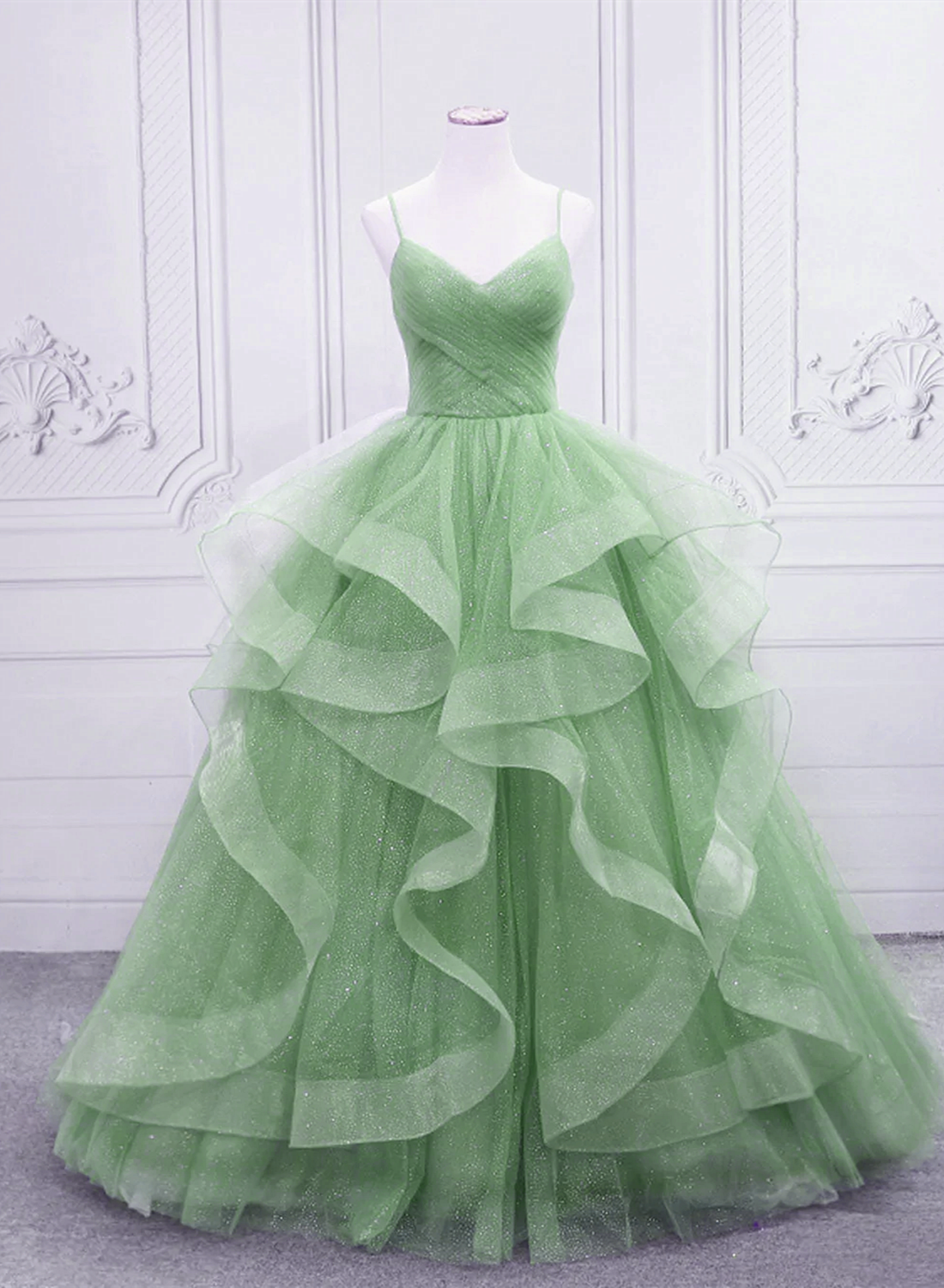 Vestido formal largo con tirantes de tul y capas verde claro 