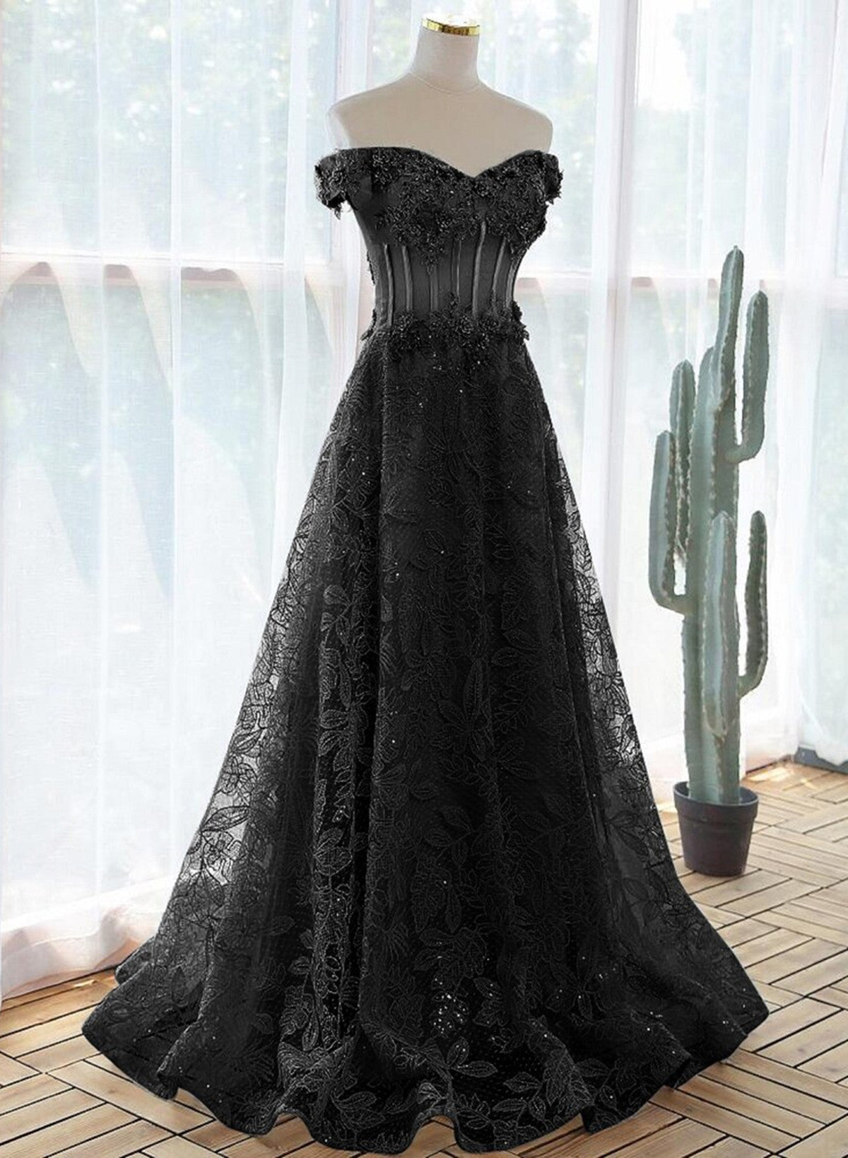 Vestido de fiesta negro de tul con hombros descubiertos y encaje en forma de A 