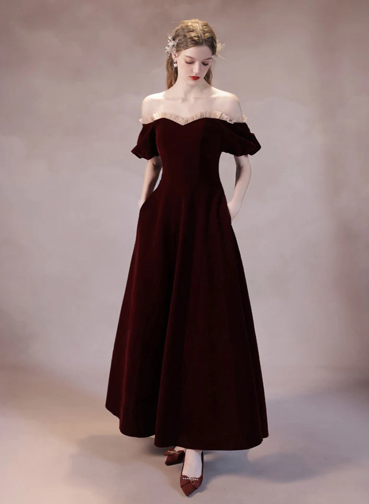 Vestido de fiesta largo de terciopelo rojo vino con corte A y hombros descubiertos 