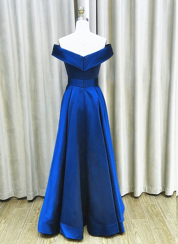 Vestido de fiesta sencillo de satén azul real con corte en A y hombros descubiertos 