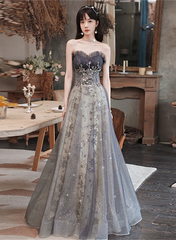 Vestido de fiesta gris de tul con escote en forma de A y apliques de encaje 