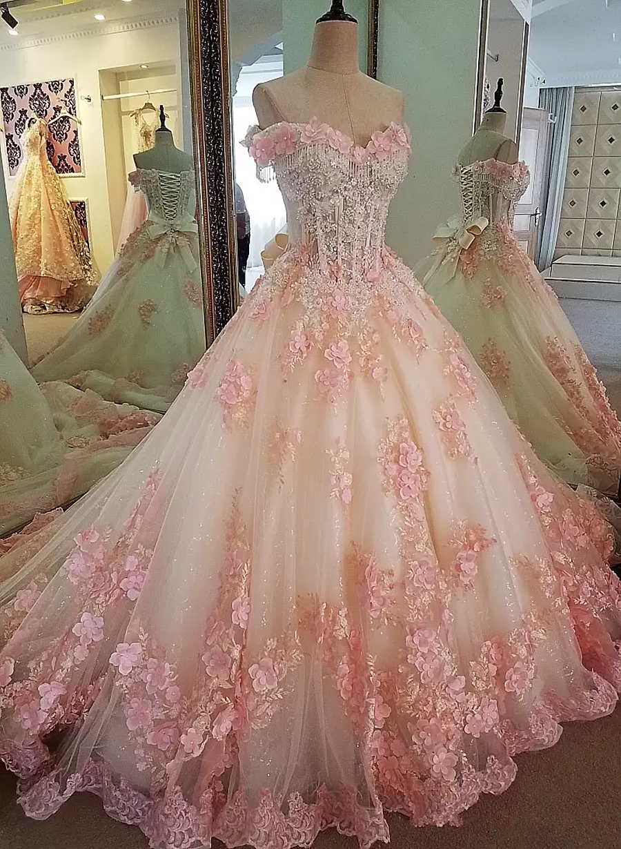 Vestido glamuroso de tul con flores rosas y hombros descubiertos para quinceañeras 