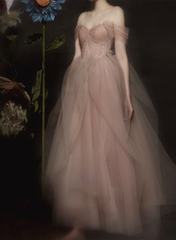 Vestidos de fiesta con cuentas y hombros descubiertos en color rosa oscuro con escote en forma de corazón 