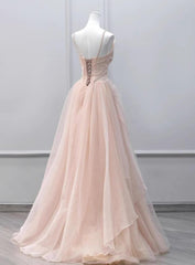 Vestido de fiesta largo con tirantes de tul rosa y cuentas 