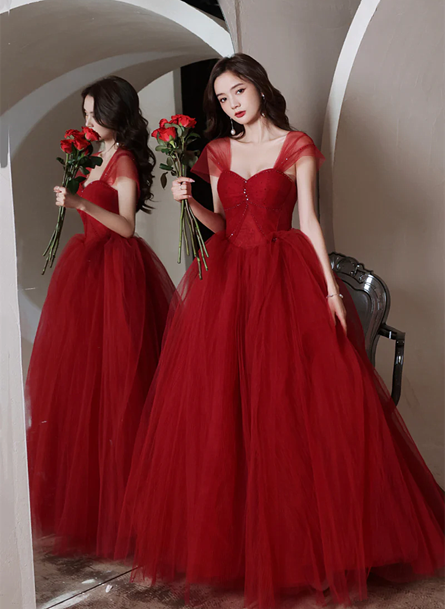 Vestido de noche largo de tul con escote en forma de corazón y cuentas en color rojo vino 