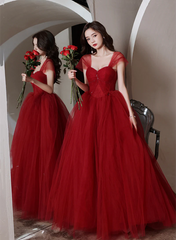 Vestido de noche largo de tul con escote en forma de corazón y cuentas en color rojo vino 
