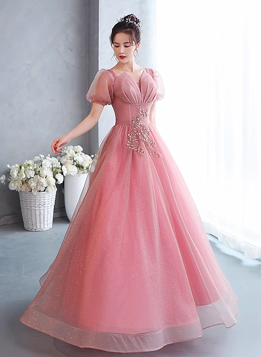 Vestido formal largo de tul con cuentas y mangas cortas en color rosa 