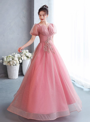 Vestido formal largo de tul con cuentas y mangas cortas en color rosa 