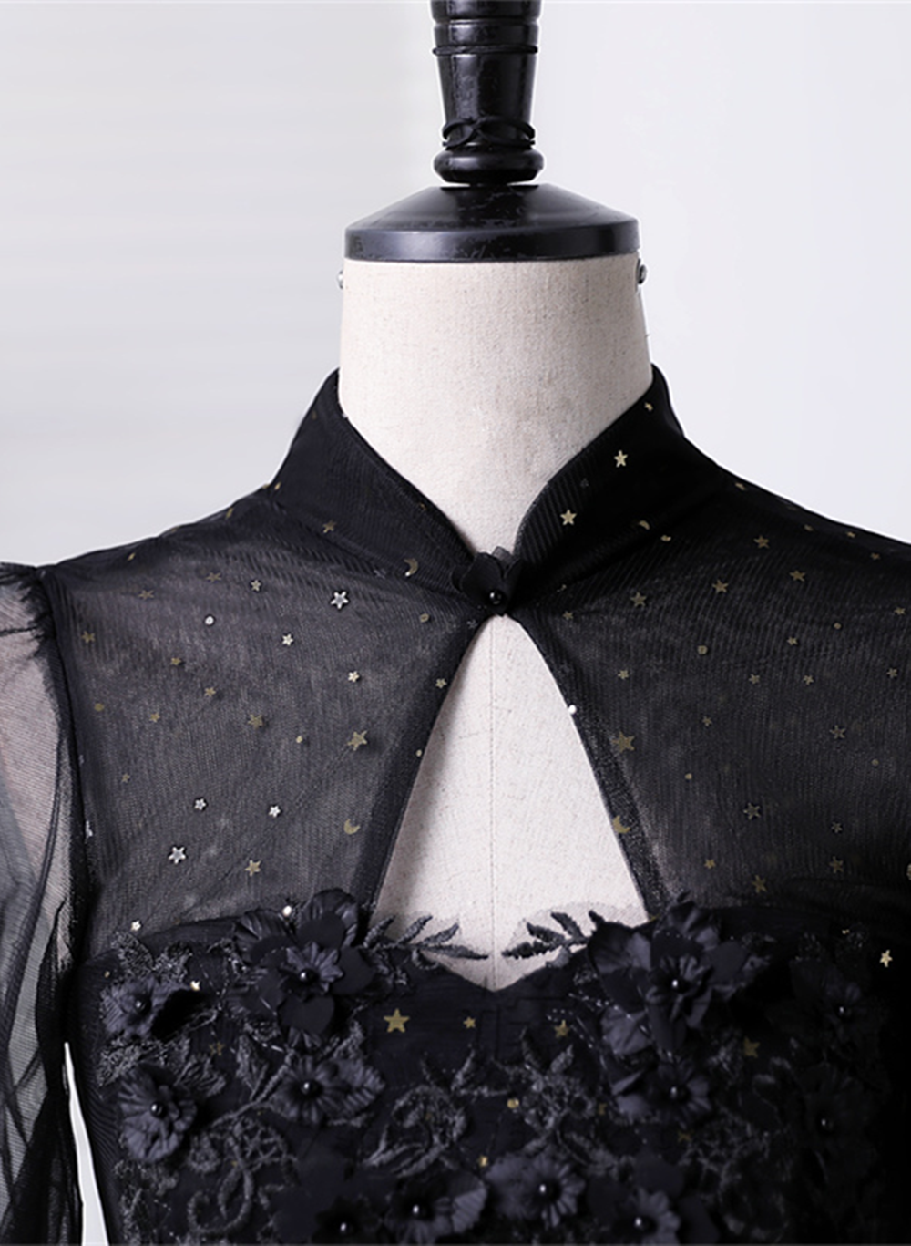 Vestido negro de tul con escote alto y mangas largas para quinceañeras 