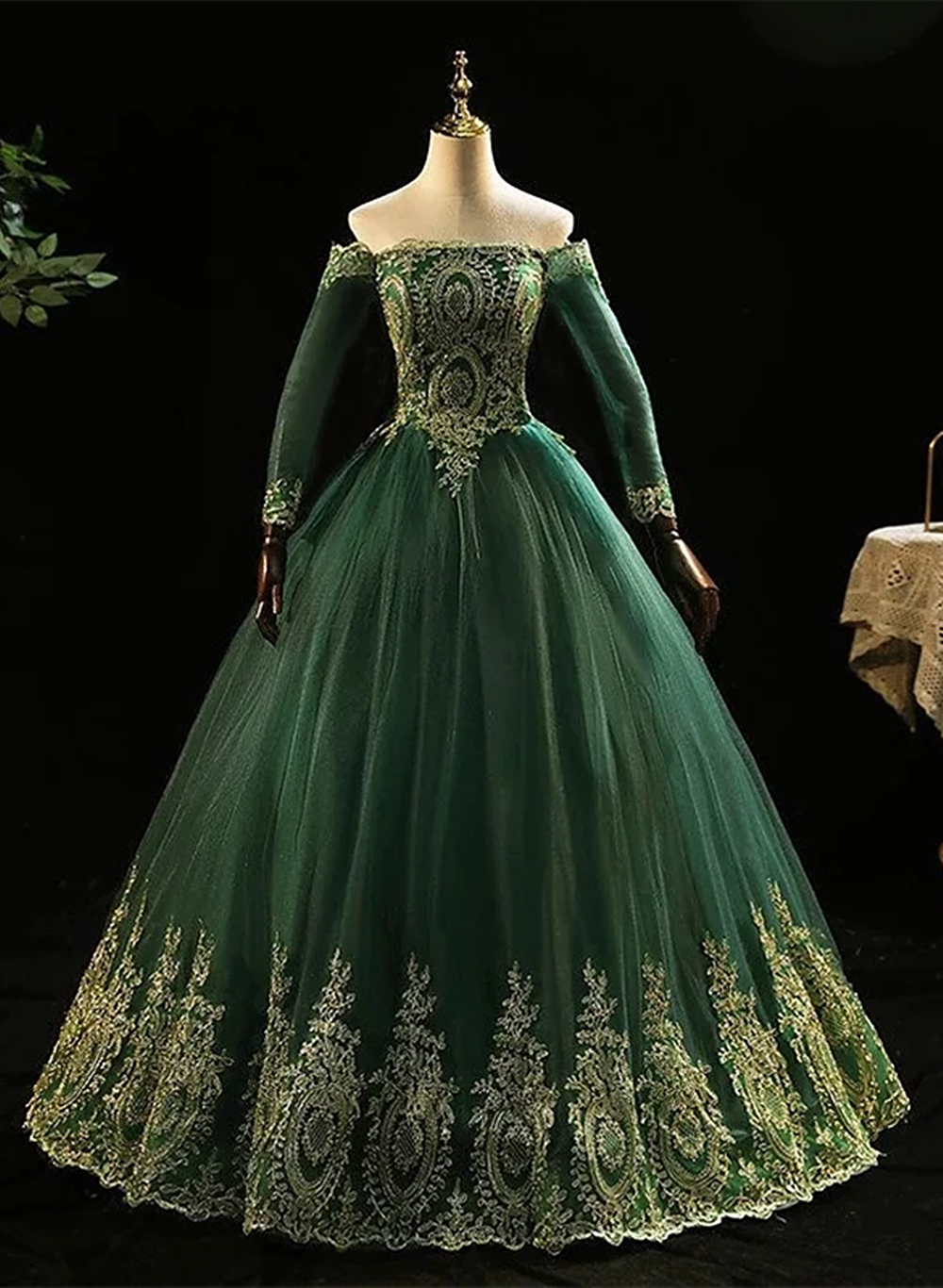 Vestido de quinceañera con mangas verde oscuro y encaje dorado