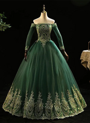Vestido de quinceañera con mangas verde oscuro y encaje dorado