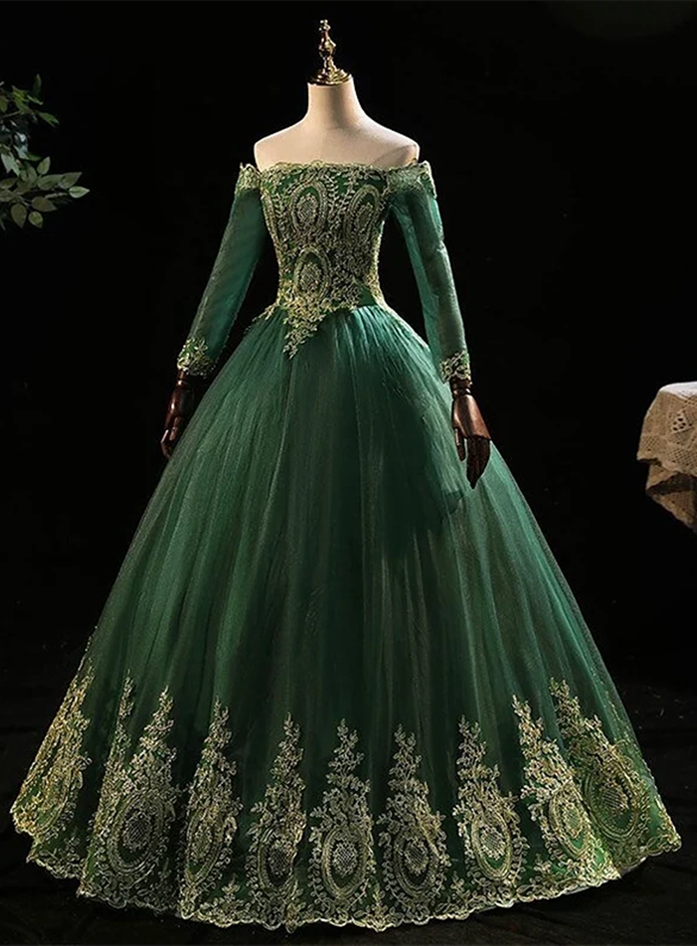 Vestido de quinceañera con mangas verde oscuro y encaje dorado