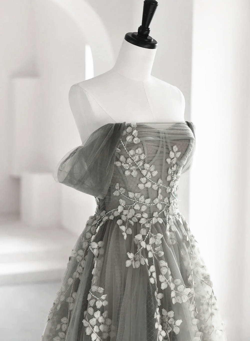 Vestido formal largo de tul en forma de A en color gris claro 