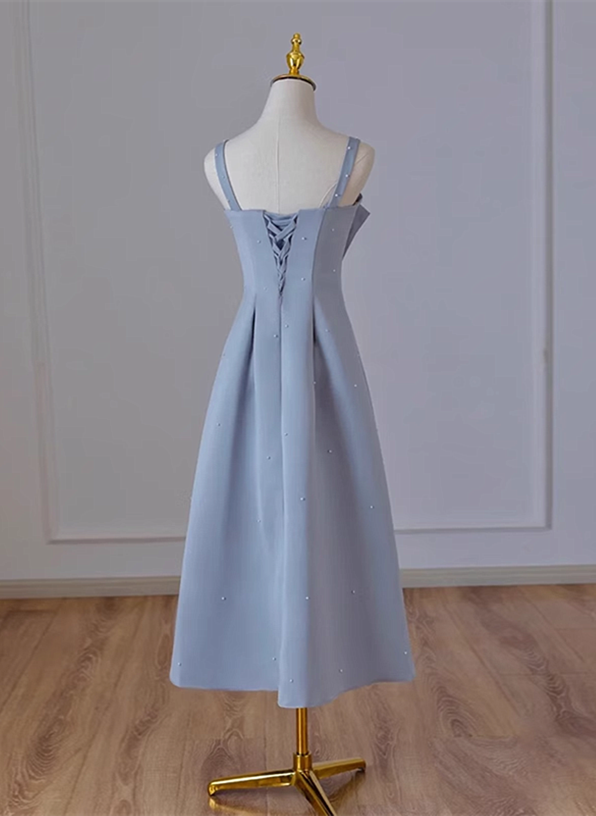 Vestido formal de satén con tirantes finos, largo hasta la rodilla, color gris azulado 