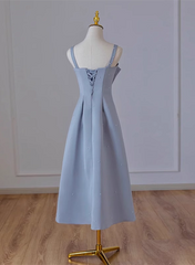 Vestido formal de satén con tirantes finos, largo hasta la rodilla, color gris azulado 