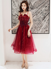 Vestido corto de fiesta con tirantes de tul brillante color rojo vino 