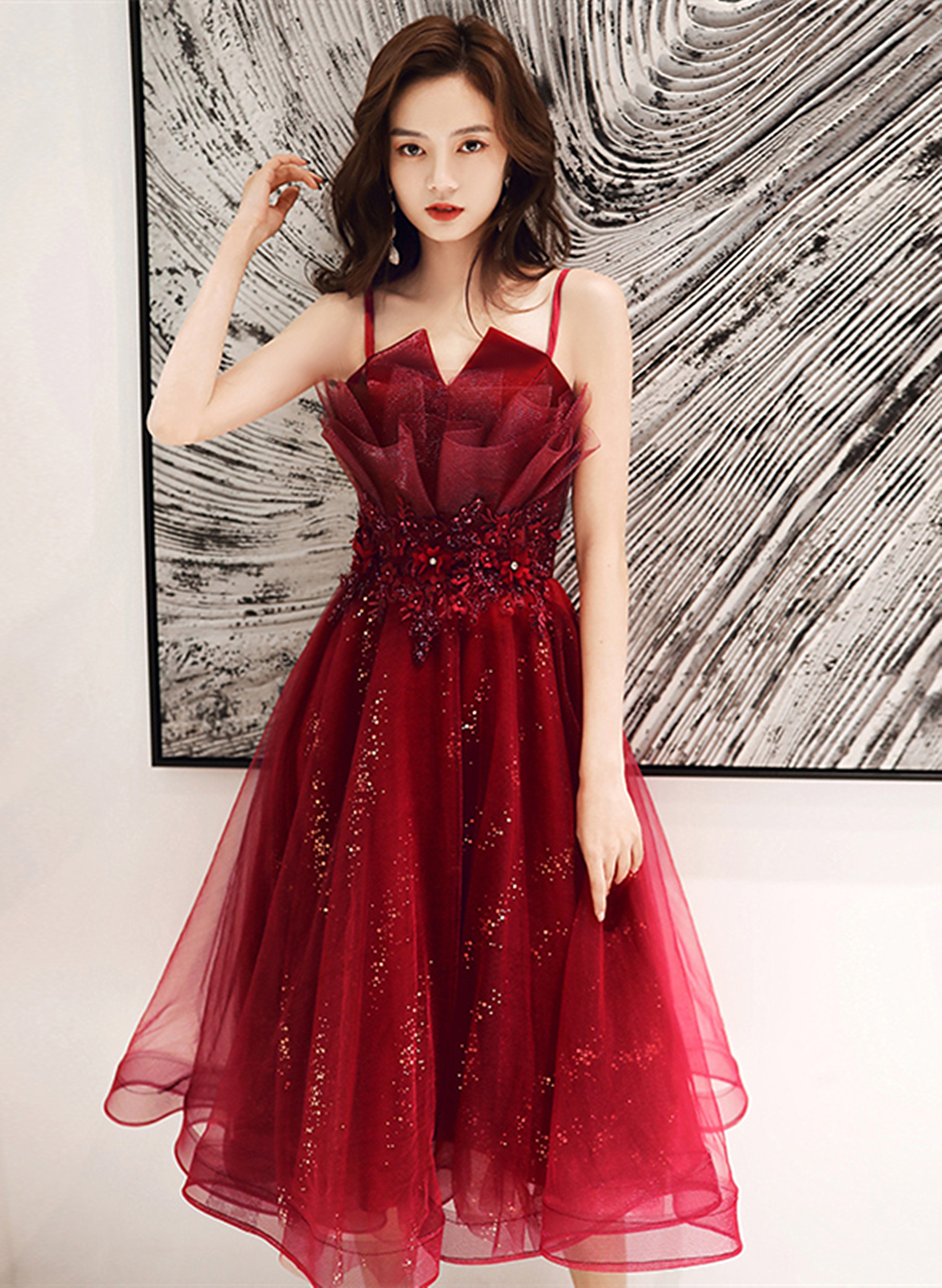 Vestido corto de fiesta con tirantes de tul brillante color rojo vino 