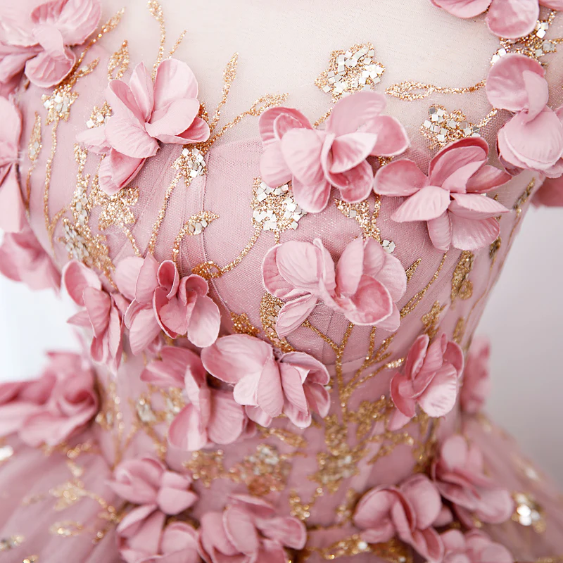 Vestido de quinceañera con escote redondo y flores rosas hasta el suelo 