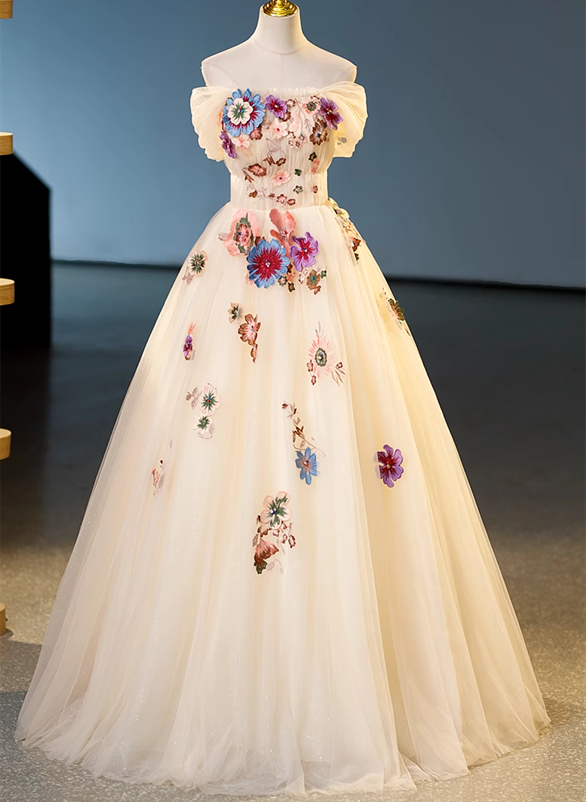 Vestido formal color marfil con escote corazón y flores 