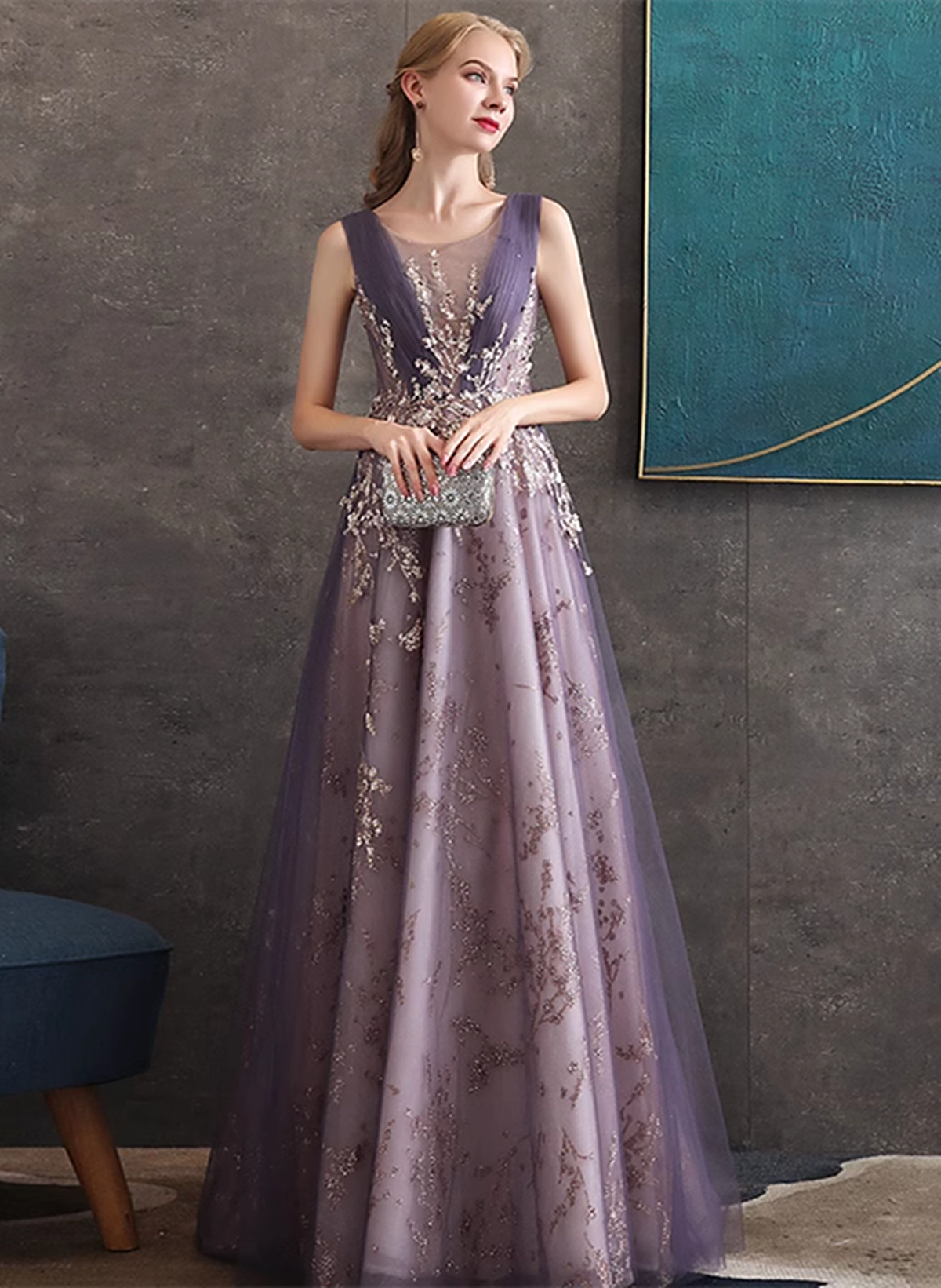 Vestido formal largo de tul morado con apliques de encaje y corte en A 