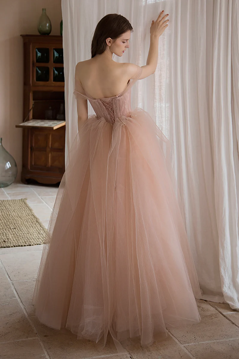 Vestido formal largo de tul rosa con hombros descubiertos 