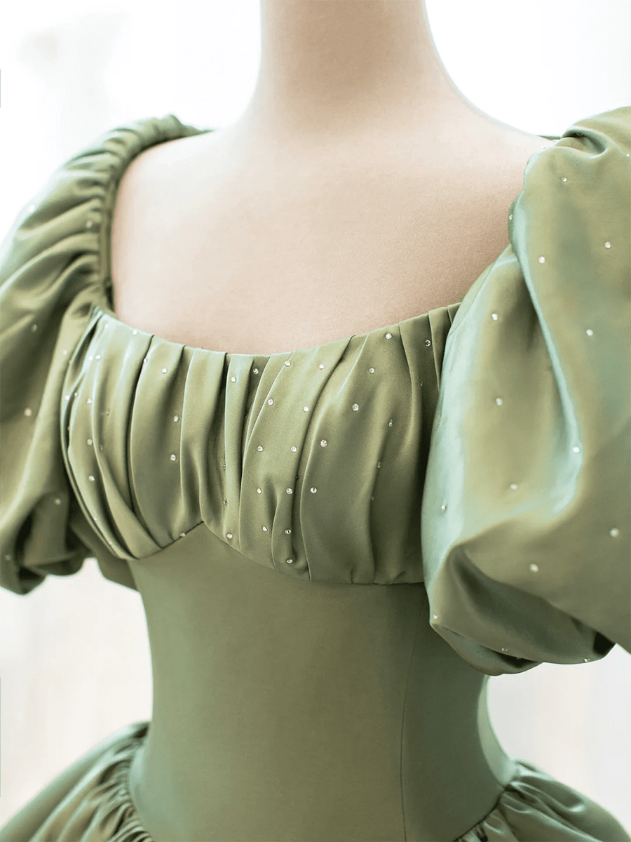 Vestido formal largo de satén verde con mangas abullonadas 