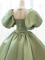 Vestido formal largo de satén verde con mangas abullonadas 