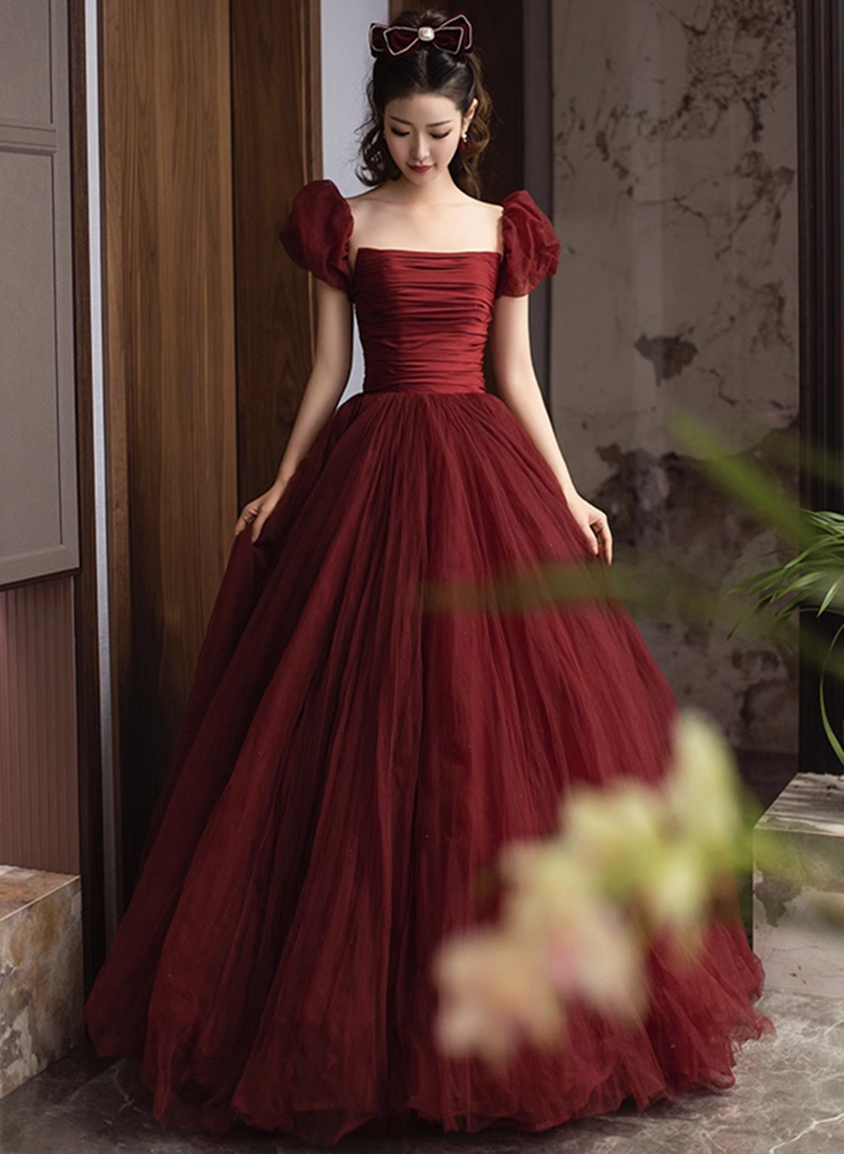 Vestido de fiesta largo de tul con mangas cortas en color rojo vino 