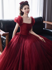 Vestido de fiesta largo de tul con mangas cortas en color rojo vino 