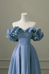 Vestido de noche largo de satén azul con hombros descubiertos y corte en A 