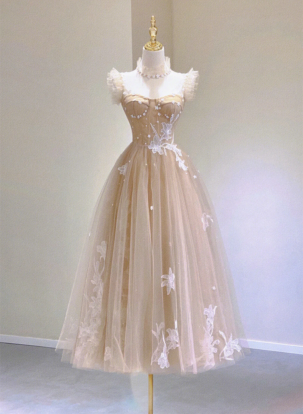 Vestido de fiesta de tul color champán claro hasta la rodilla 