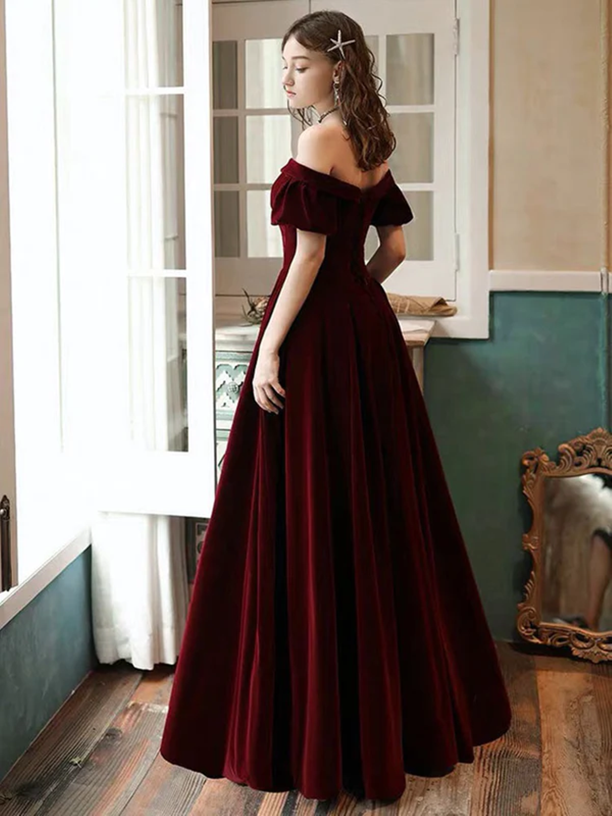 Vestido de fiesta largo sencillo con hombros descubiertos de terciopelo rojo vino 