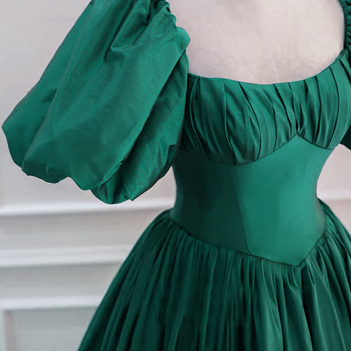 Vestido formal largo de tafetán con mangas abullonadas verdes 