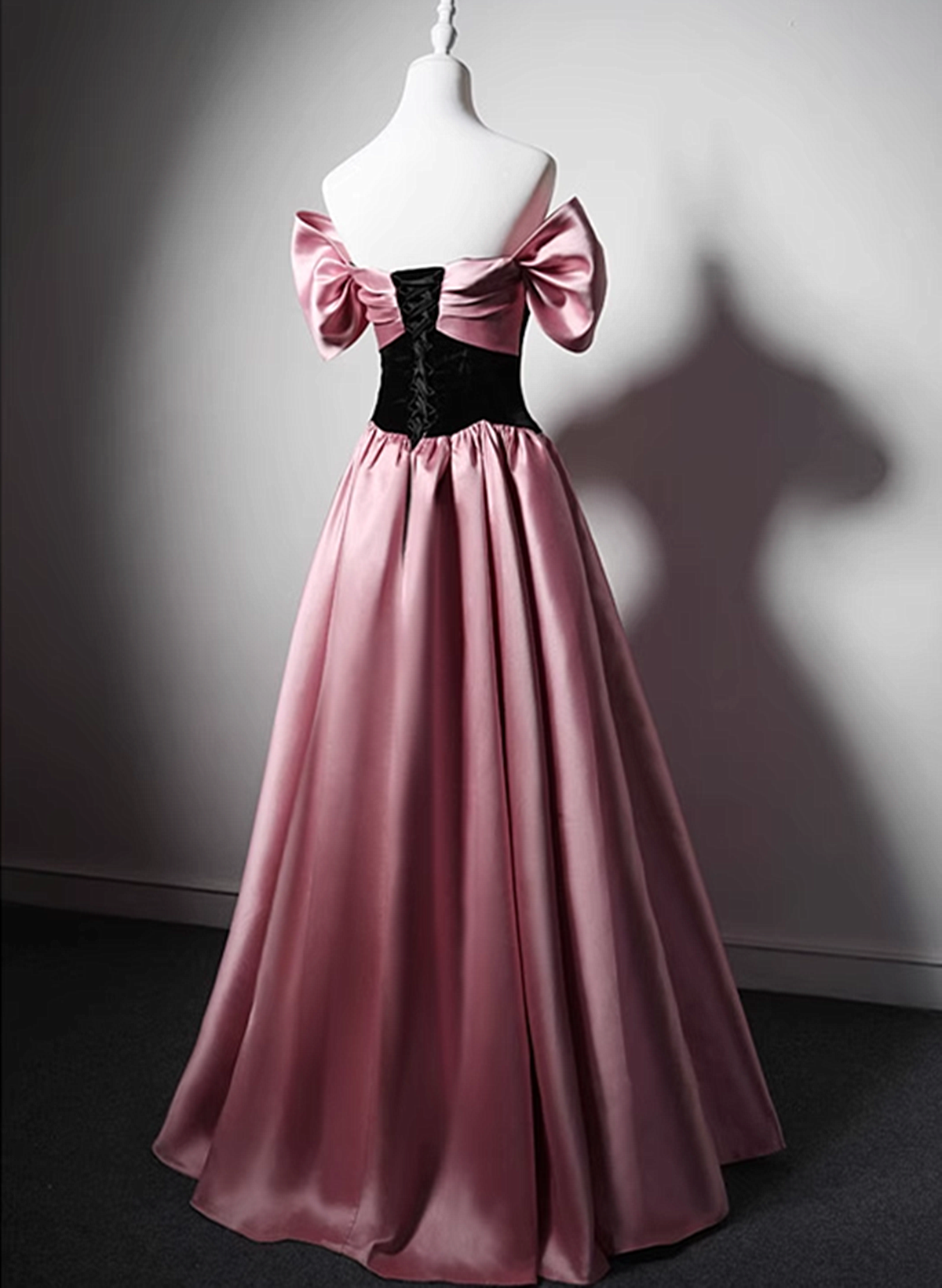 Vestido de fiesta largo de satén con escote en A y hombros descubiertos 