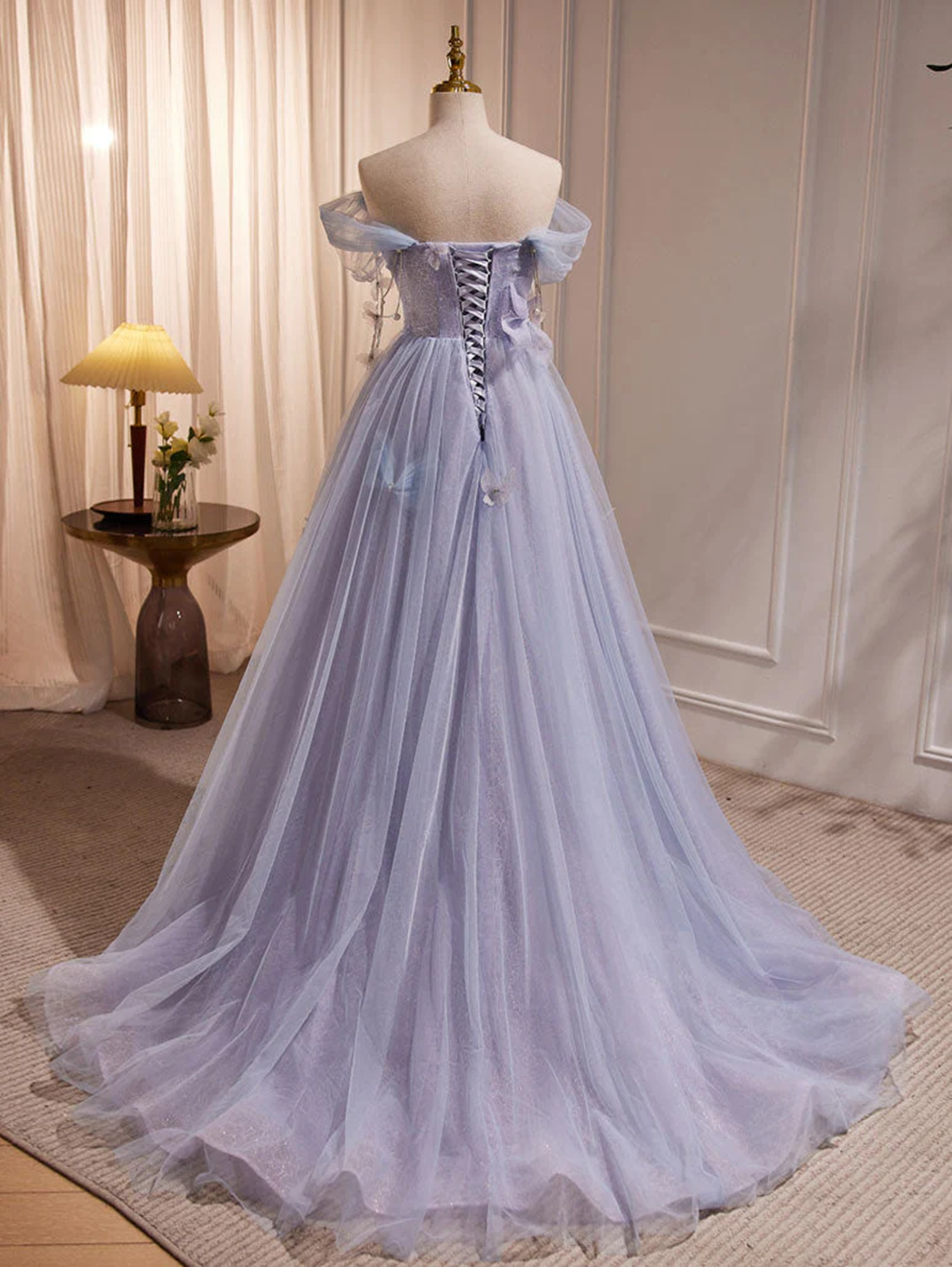 Vestido formal largo morado claro con escote en forma de corazón y hombros descubiertos 