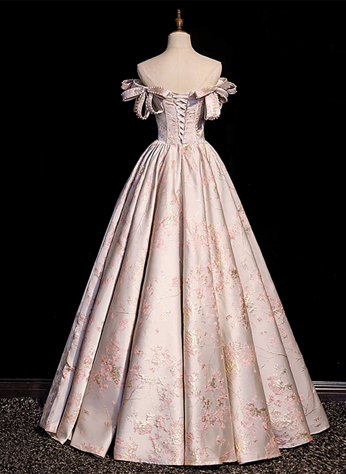 Vestido largo de fiesta floral con hombros descubiertos y estampado rosa 