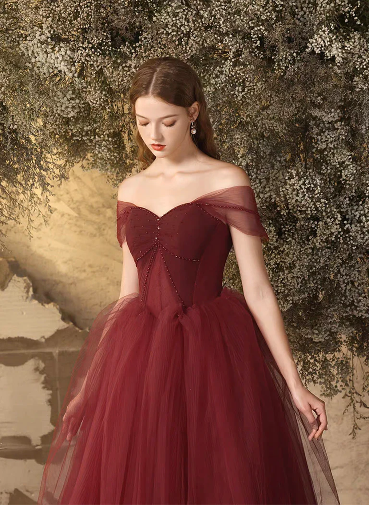 Vestido de fiesta rojo vino con escote en forma de corazón y cuentas y hombros descubiertos 