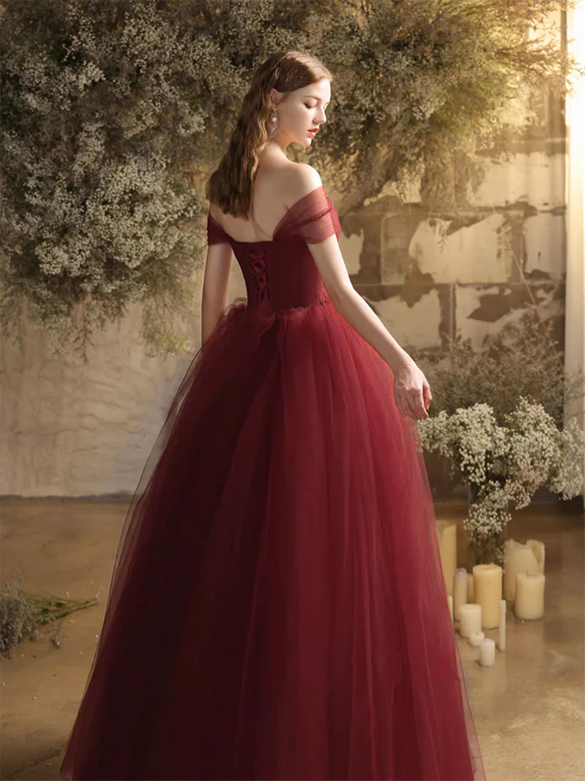Vestido de fiesta rojo vino con escote en forma de corazón y cuentas y hombros descubiertos 