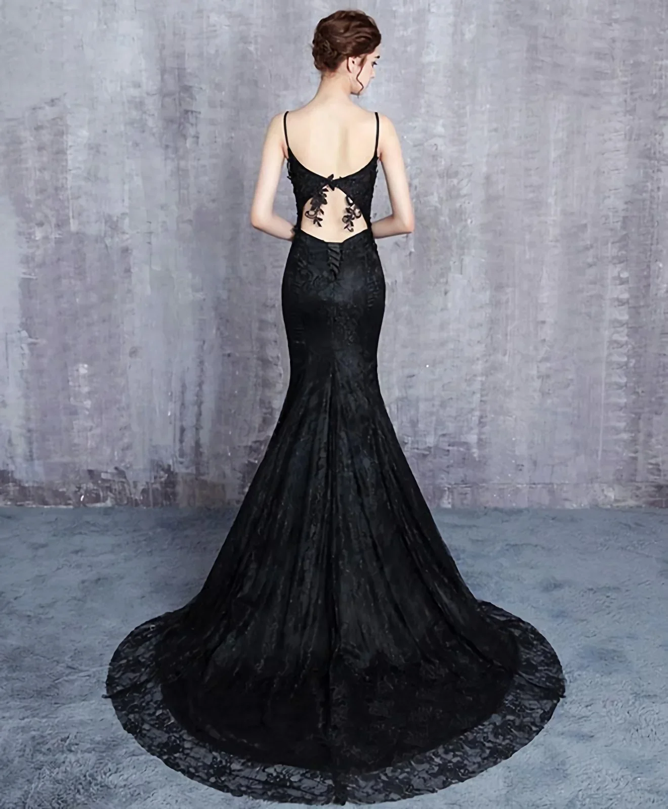 Hermoso vestido formal largo de sirena con tirantes negros 