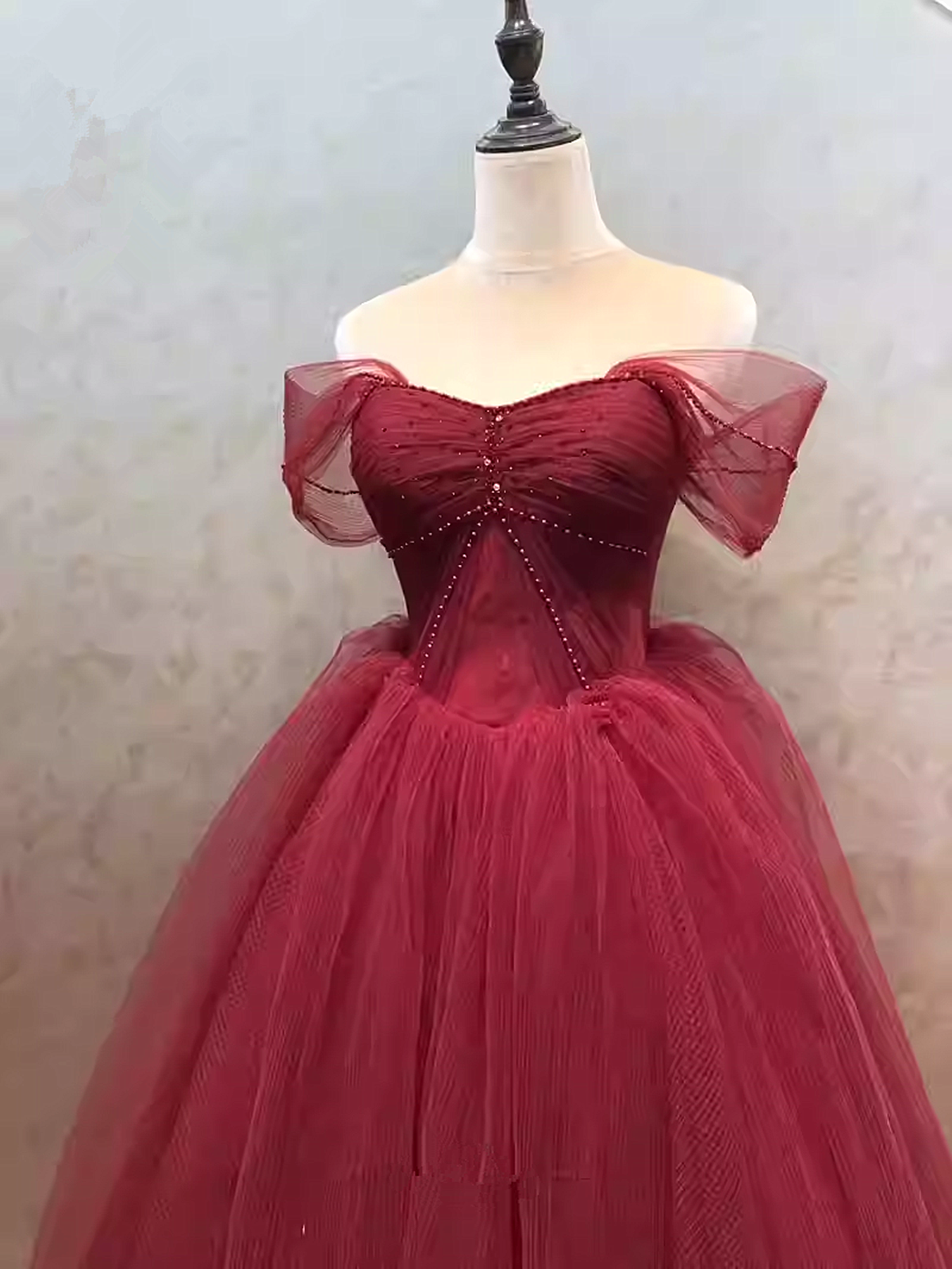 Vestido de fiesta rojo vino con escote en forma de corazón y cuentas y hombros descubiertos 