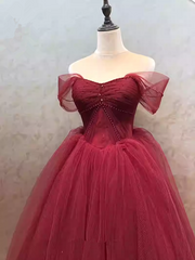 Vestido de fiesta rojo vino con escote en forma de corazón y cuentas y hombros descubiertos 