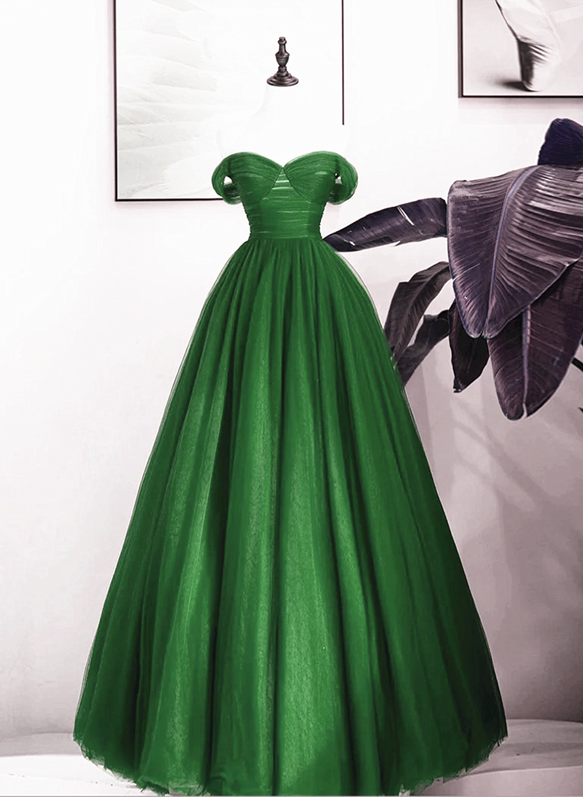 Vestido de fiesta largo de tul verde con hombros descubiertos y corte A 