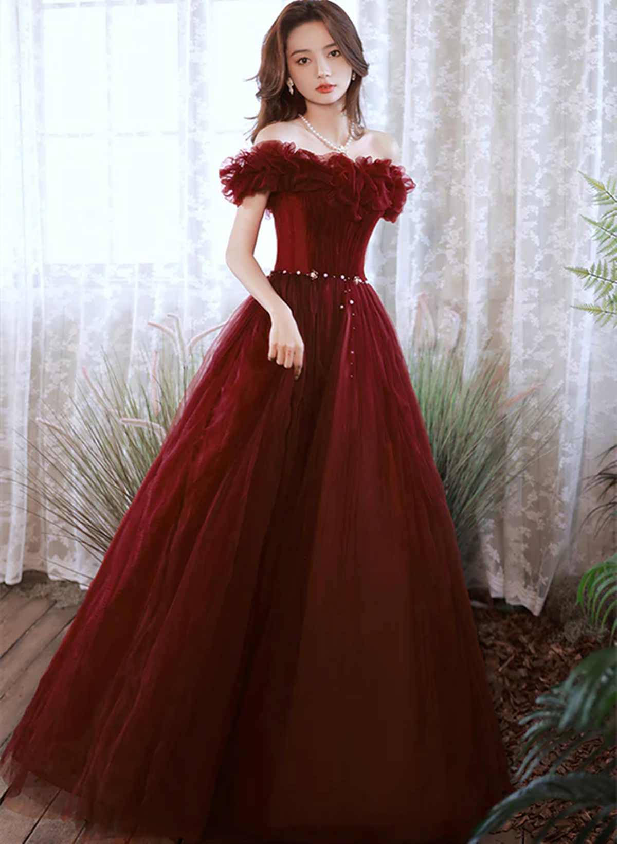 Vestido largo de fiesta de tul con cuentas y hombros descubiertos 