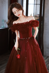 Vestido largo de fiesta de tul con cuentas y hombros descubiertos 