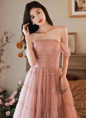 Vestido de fiesta largo de tul rosa con hombros descubiertos 