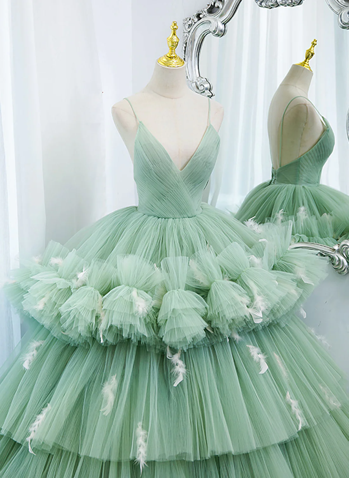Vestido de fiesta con capas de tul verde claro y espalda baja 