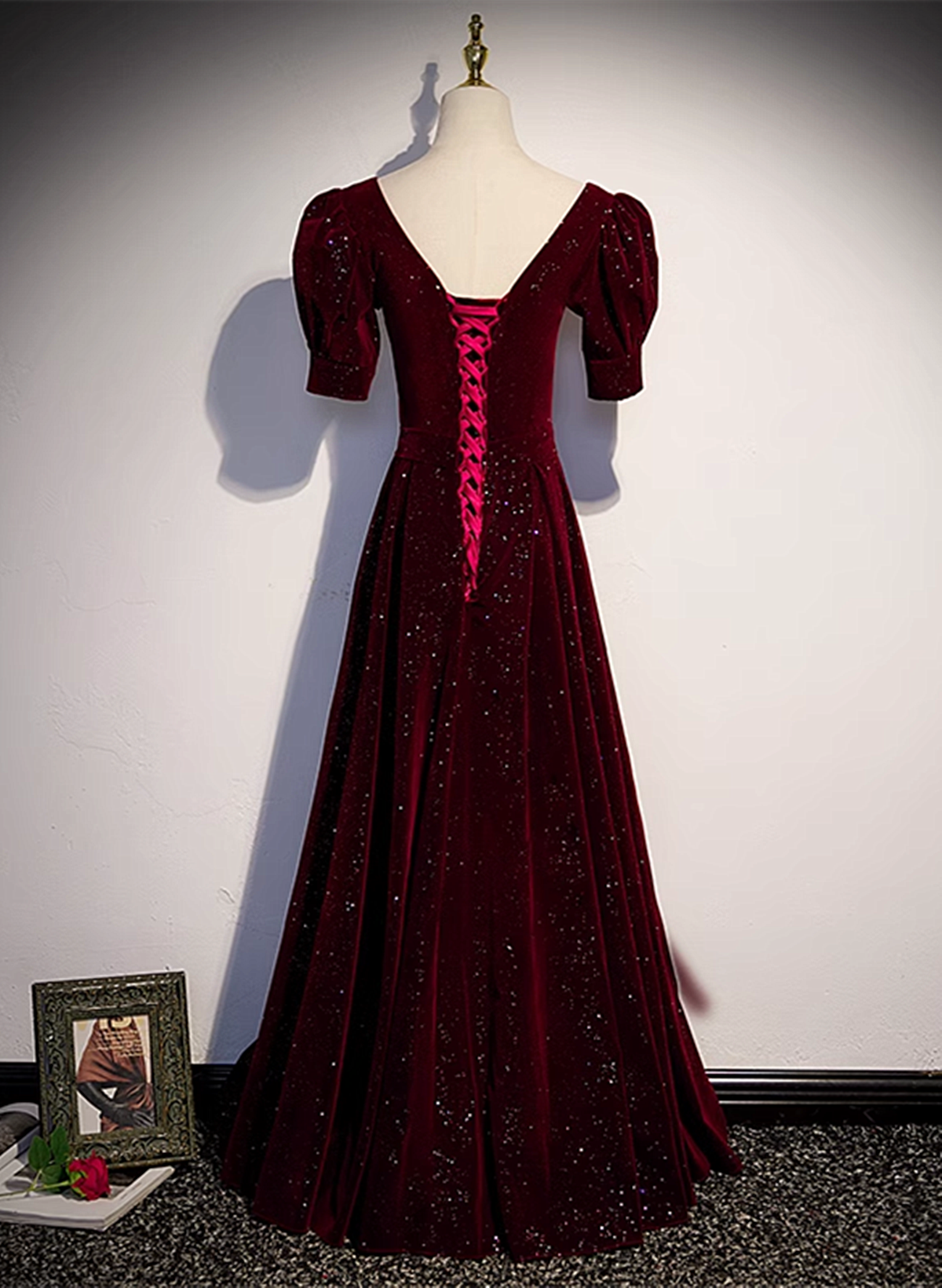 Vestido formal largo de terciopelo rojo vino con mangas cortas 