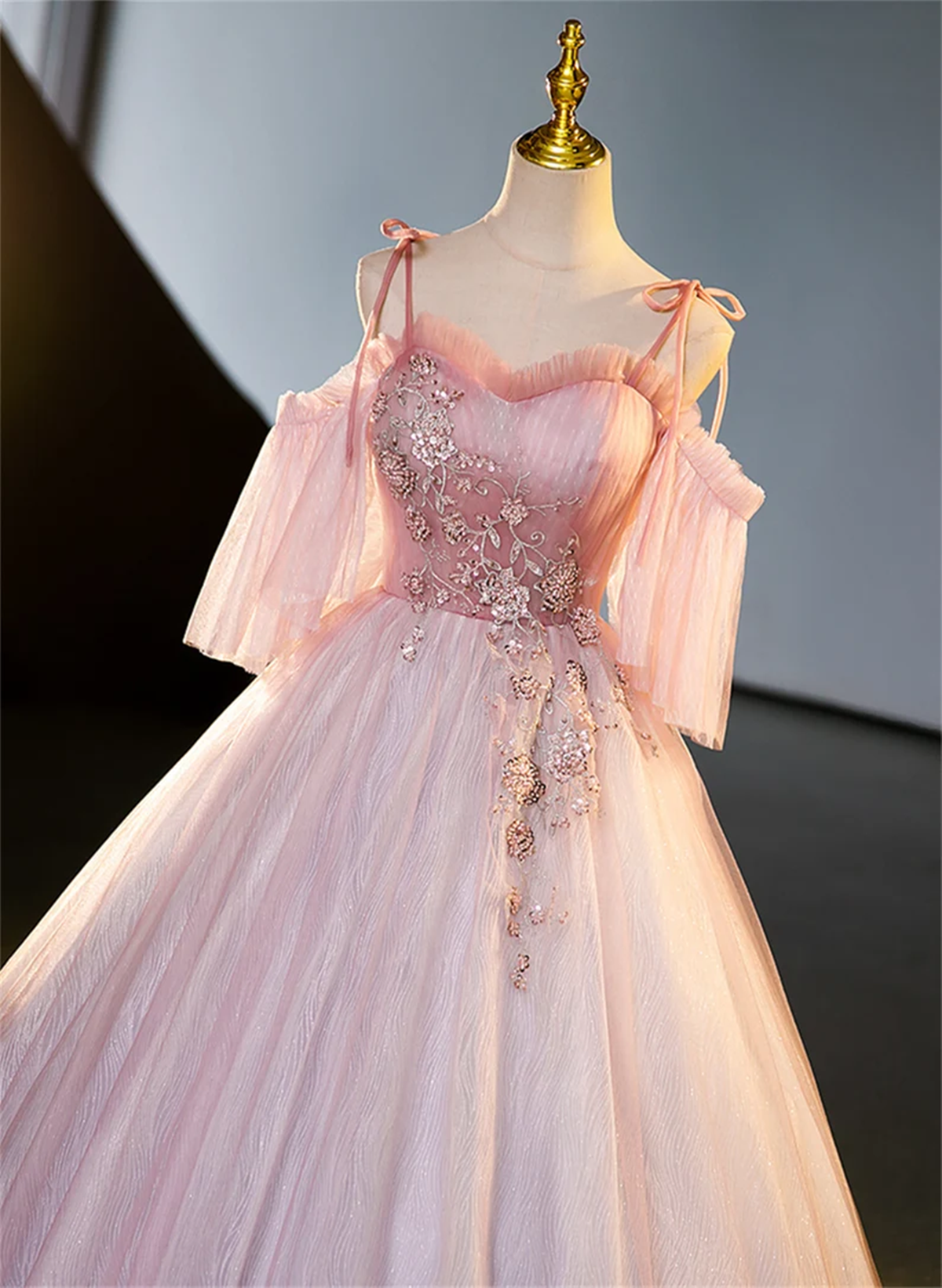Vestido de fiesta largo de tul con cuentas y hombros descubiertos en color rosa 