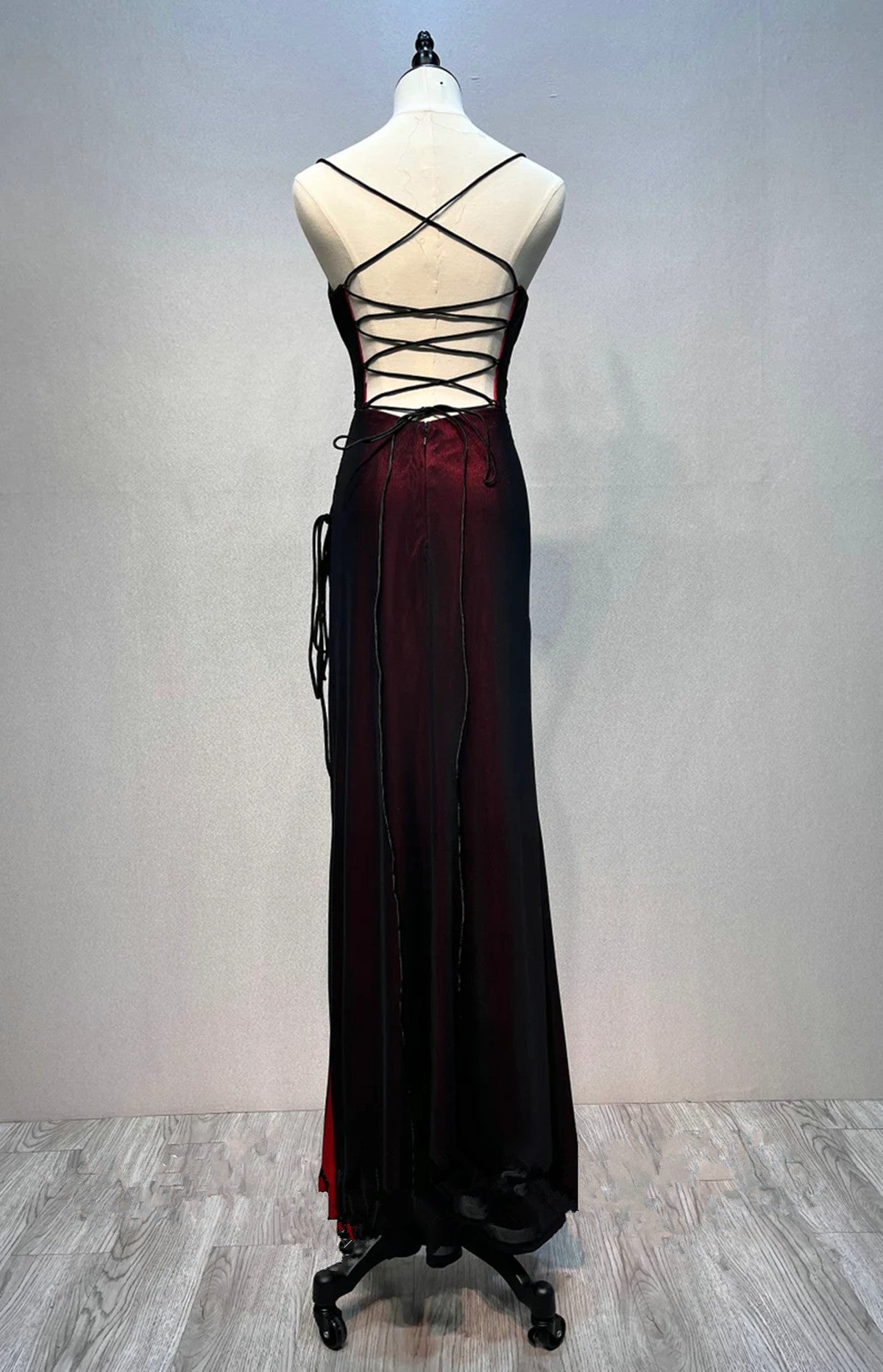 Vestido formal largo sencillo con tirantes negros y rojos 